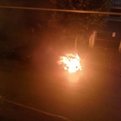 Auto in fiamme nella notte in zona Seminario