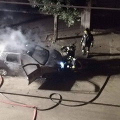 Auto in fiamme nella notte in zona Seminario