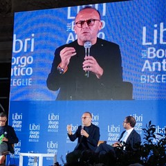 "Libri nel Borgo Antico", il prof. Moschetta e il sottosegretario Gemmato sul palco di Bisceglie