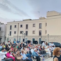 "Libri nel Borgo Antico", il prof. Moschetta e il sottosegretario Gemmato sul palco di Bisceglie
