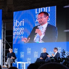 "Libri nel Borgo Antico", il prof. Moschetta e il sottosegretario Gemmato sul palco di Bisceglie