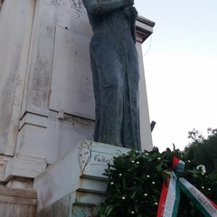Le conseguenze degli atti di vandalismo presso il monumento ai caduti di piazza Vittorio Emanuele II