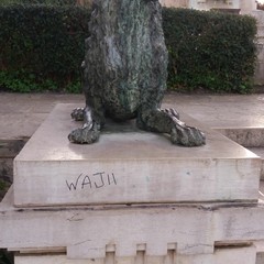 Le conseguenze degli atti di vandalismo presso il monumento ai caduti di piazza Vittorio Emanuele II