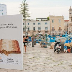 Cinque libri giganti sul porto di Trani per il premio "Fondazione Megamark-Incontri di dialoghi"