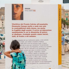 Cinque libri giganti sul porto di Trani per il premio "Fondazione Megamark-Incontri di dialoghi"