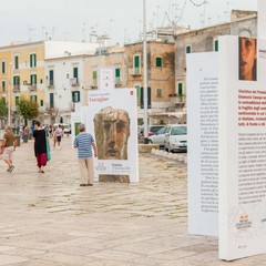 Cinque libri giganti sul porto di Trani per il premio "Fondazione Megamark-Incontri di dialoghi"