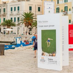 Cinque libri giganti sul porto di Trani per il premio "Fondazione Megamark-Incontri di dialoghi"