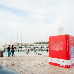 Cinque libri giganti sul porto di Trani per il premio "Fondazione Megamark-Incontri di dialoghi"