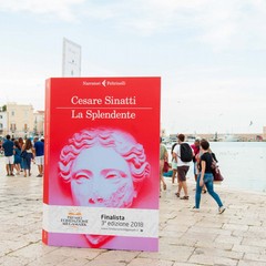 Cinque libri giganti sul porto di Trani per il premio "Fondazione Megamark-Incontri di dialoghi"