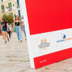 Cinque libri giganti sul porto di Trani per il premio "Fondazione Megamark-Incontri di dialoghi"