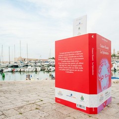 Cinque libri giganti sul porto di Trani per il premio "Fondazione Megamark-Incontri di dialoghi"