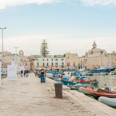 Cinque libri giganti sul porto di Trani per il premio "Fondazione Megamark-Incontri di dialoghi"