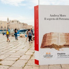 Cinque libri giganti sul porto di Trani per il premio "Fondazione Megamark-Incontri di dialoghi"