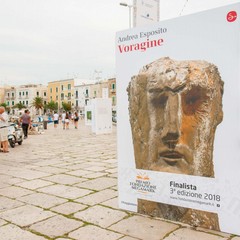 Cinque libri giganti sul porto di Trani per il premio "Fondazione Megamark-Incontri di dialoghi"