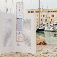 Cinque libri giganti sul porto di Trani per il premio "Fondazione Megamark-Incontri di dialoghi"