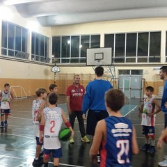 Gli atleti della prima squadra insieme ai ragazzi dell'Under 13 presso la palestra della "Riccardo Monterisi"