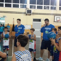 Gli atleti della prima squadra insieme ai ragazzi dell'Under 13 presso la palestra della "Riccardo Monterisi"