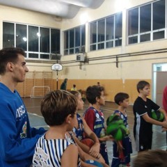 Gli atleti della prima squadra insieme ai ragazzi dell'Under 13 presso la palestra della "Riccardo Monterisi"