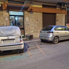 Bisceglie: sbanda e colpisce tre auto in sosta