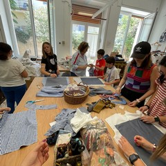 Bisceglie, visita dell'équipe diocesana dei ragazzi in Sartoria sociale