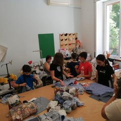 Bisceglie, visita dell'équipe diocesana dei ragazzi in Sartoria sociale
