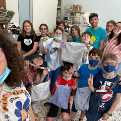 Bisceglie, visita dell'équipe diocesana dei ragazzi in Sartoria sociale