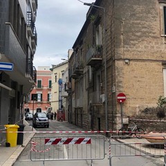 Vento forte, crollano calcinacci da un palazzo in pieno centro