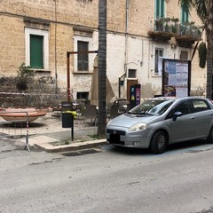 Vento forte, crollano calcinacci da un palazzo in pieno centro