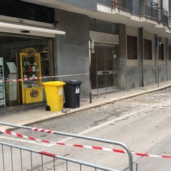 Vento forte, crollano calcinacci da un palazzo in pieno centro