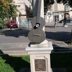 Monumento a Mauro Giuliani deturpato