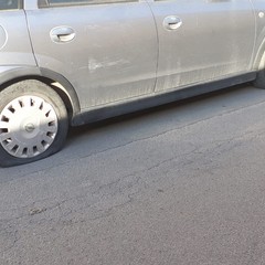 Vandalismo in zona stazione a Bisceglie, 5 auto con le ruote squarciate