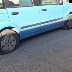 Vandalismo in zona stazione a Bisceglie, 5 auto con le ruote squarciate