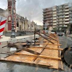 Caduta la recinzione del cantiere al Calvario