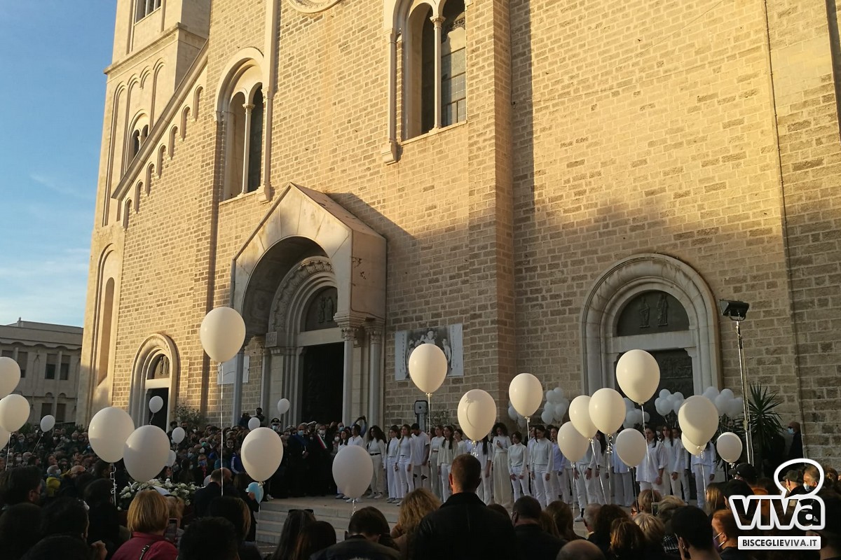 Bisceglie, grande partecipazione e commozione ai funerali di Antonio Caggianelli