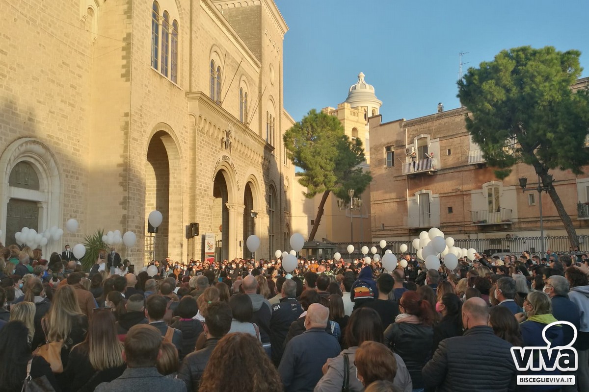 Bisceglie, grande partecipazione e commozione ai funerali di Antonio Caggianelli