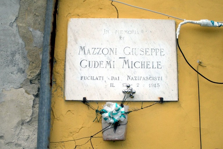 La lapide dedicata a Giuseppe Mazzone