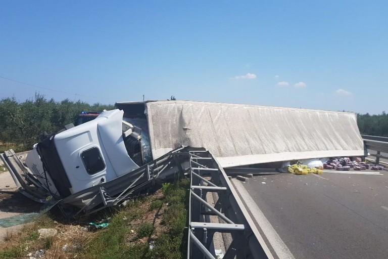 Statale 16 bis bloccata in direzione nord per un incidente fra Trani e Barletta