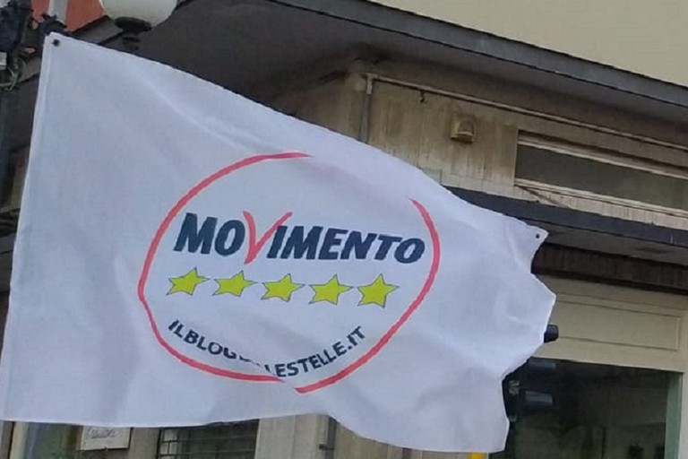 Bandiera del Movimento 5 Stelle (repertorio). <span>Foto Vito Troilo</span>