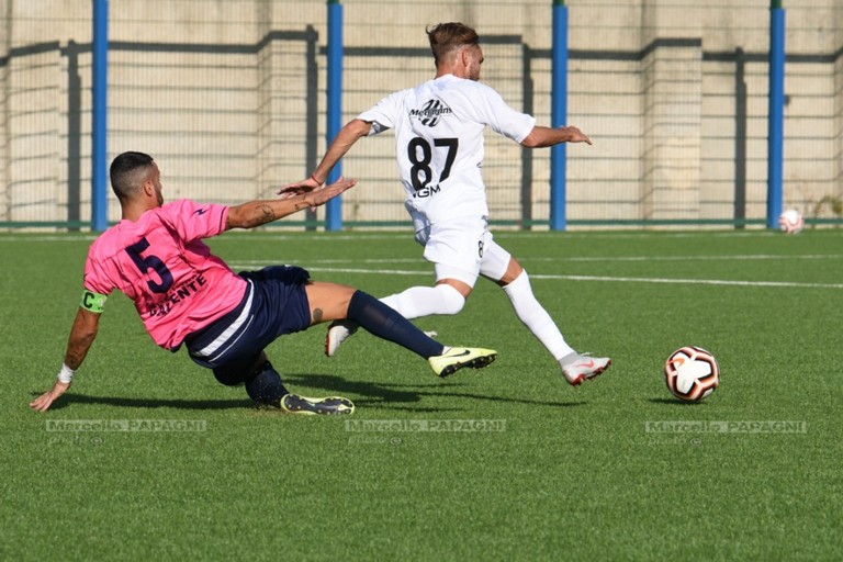 Un tackle di Vincenzo Bufi nel match col Corato. <span>Foto Marcello Papagni</span>