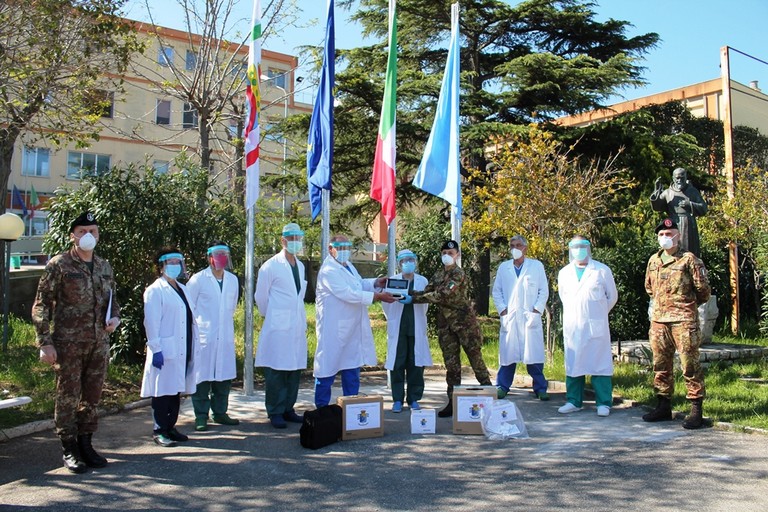 L'82° Reggimento di fanteria dona un ventilatore polmonare all'ospedale di Bisceglie