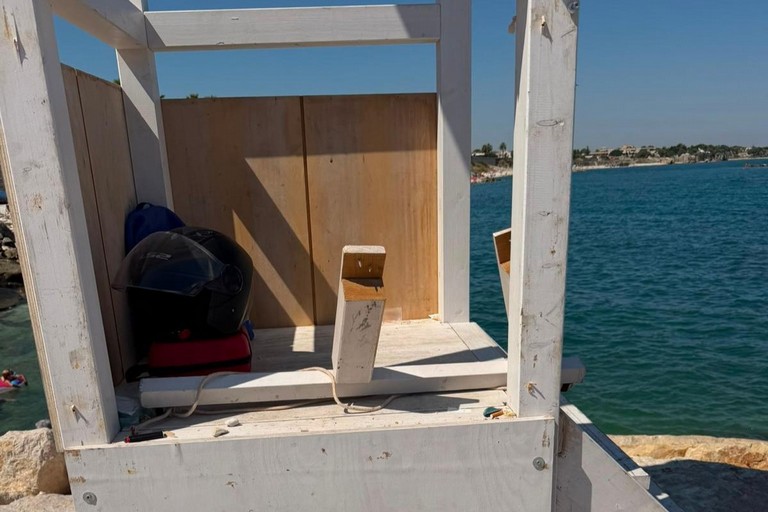 Baywatch, vandalizzate le torrette di salvataggio
