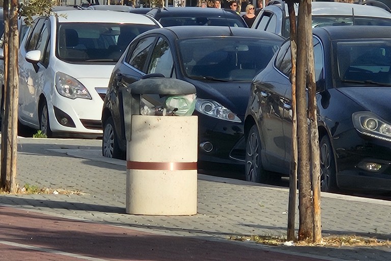 Cestini pieni di rifiuti nell'area mercatale alle 8 del mattino
