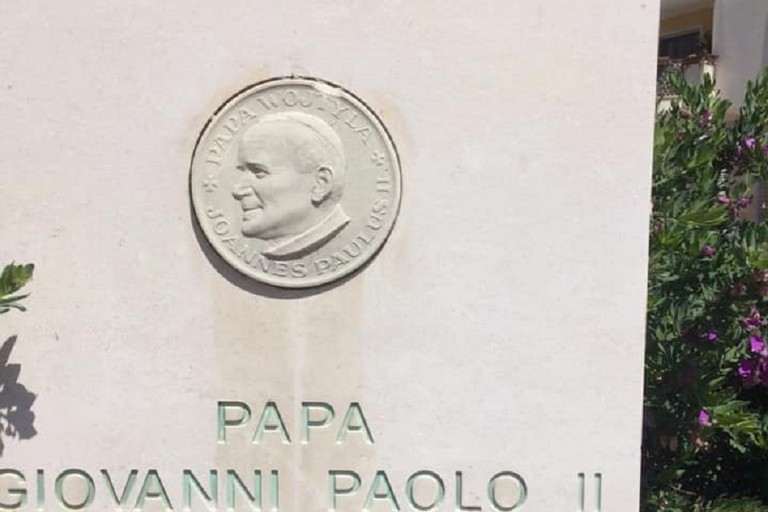 Stele commemorativa di San Giovanni Paolo II