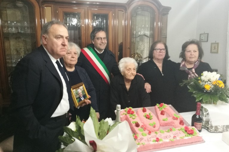 Grande festa per i 104 anni di nonna Angela Ventura