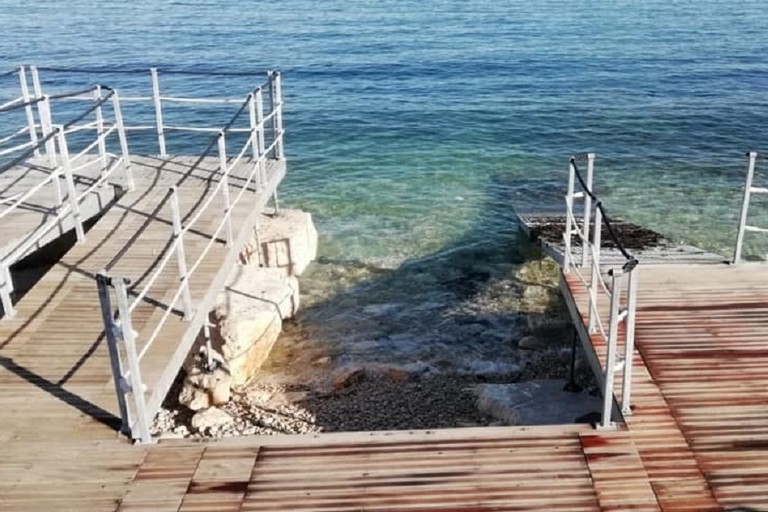 Piattaforma per l'accesso dei disabili in spiaggia priva della pedana galleggiante