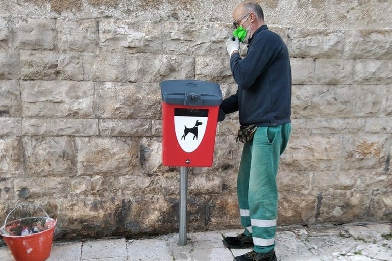 Cestino per la raccolta di deiezioni animali