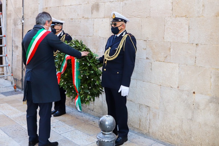 Il sindaco Angarano depone una corona d'alloro davanti al Milite Ignoto