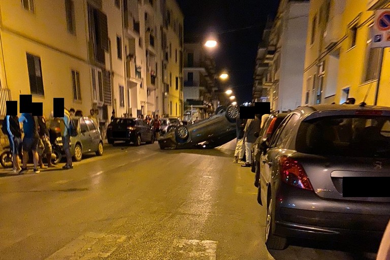 Auto si ribalta su Corso Umberto I