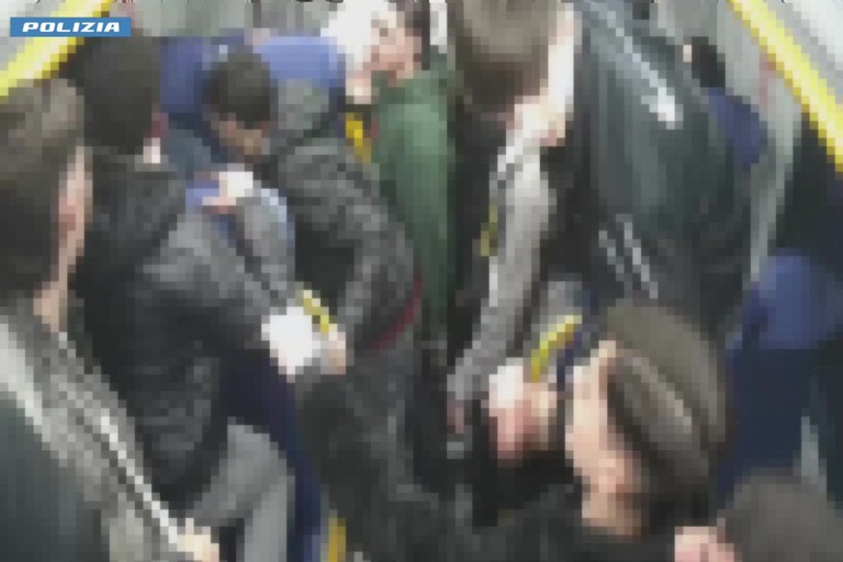 Aggredirono un giovane sul treno, identificati quattro minorenni di Bisceglie