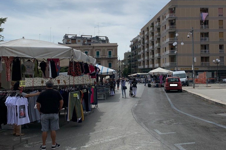 Mercato in piazza Vittorio Emanuele II a Bisceglie